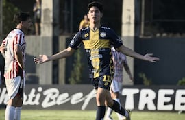 Luis Abreu, futbolista de Sportivo Trinidense, celebra un gol en el partido frente a San Lorenzo por la fecha 3 del torneo Clausura 2026 de la Primera División de Paraguay en el estadio Martín Torres, en Asunción, Paraguay.