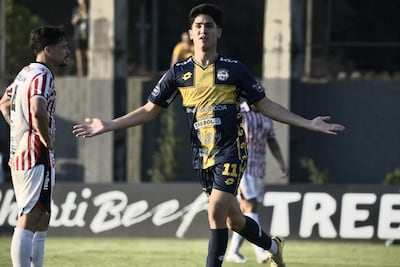 Luis Abreu, futbolista de Sportivo Trinidense, celebra un gol en el partido frente a San Lorenzo por la fecha 3 del torneo Clausura 2026 de la Primera División de Paraguay en el estadio Martín Torres, en Asunción, Paraguay.
