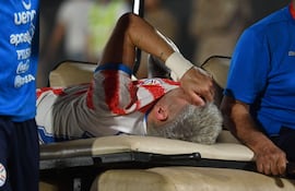El delantero de Paraguay Julio Enciso sufre una lesión durante el partido de fútbol amistoso internacional entre Paraguay y Nicaragua en el Estadio Defensores del Chaco.