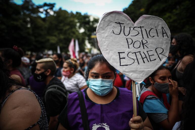 Fotografía de archivo fechada el 17 de febrero de 2021, que muestra a mujeres parte del movimiento Ni Una Menos mientras protestan frente al Palacio de Tribunales para exigir medidas contra la violencia machista y los feminicidios, tras el asesinato de la joven Úrsula Bahillo, quien había denunciado en varias ocasiones a su pareja, en Buenos Aires (Argentina).