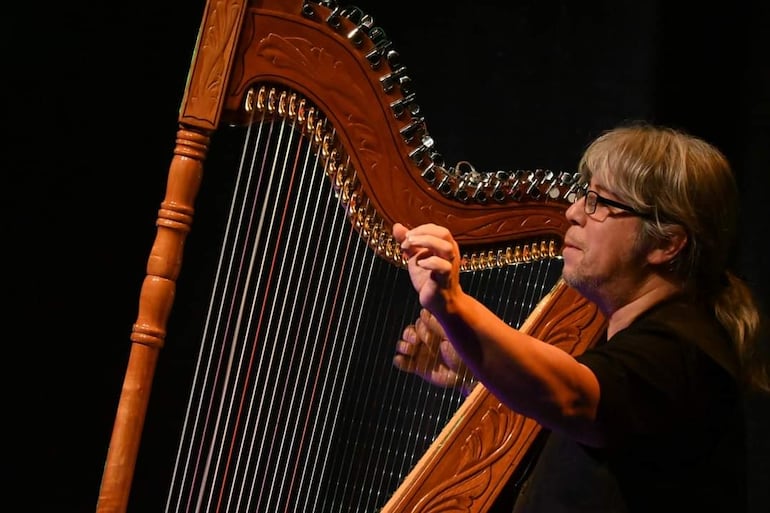 Ismael Ledesma con su arpa.