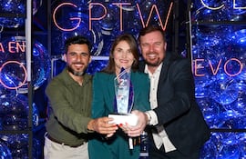 Felices por el premio: Joel Ortega, Jaqueline Weiller Neumann y Kleiton Roberto Schwarz en representación de Lunelli.