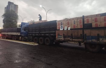 Los dos camiones cargados con cigarrillos fabricados por Tabesa fueron trasladados a la base de la Policía Federal, en Foz de Iguazú, Brasil.