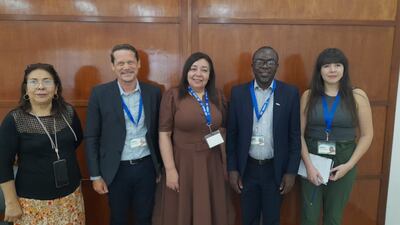 Joachim Mumba (Zambia-Africa) y Pascal Rudin (Suiza) posan junto a Gladys Mancuello, presidenta de la Asociación de Trabajadoras Sociales del Paraguay. A su lado, Ida Caballero, y en el extremo derecho, Lucía Gandolfi (Argentina).
