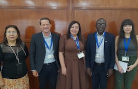 Joachim Mumba (Zambia-Africa) y Pascal Rudin (Suiza) posan junto a Gladys Mancuello, presidenta de la Asociación de Trabajadoras Sociales del Paraguay. A su lado, Ida Caballero, y en el extremo derecho, Lucía Gandolfi (Argentina).