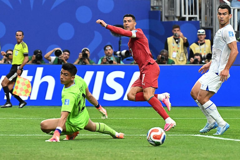 Cristiano Ronaldo estableció su doblete con un remate cruzado.