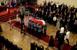 Agentes de la escolta presidencial sostienen el ataúd con el cuerpo del expresidente de Chile Sebastián Piñera hoy.