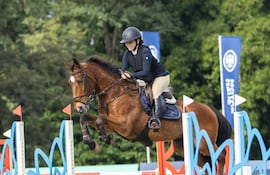 Mónica Vargas se consagró campeona en la 1.10, con Espartano, del Horse King Equitación.