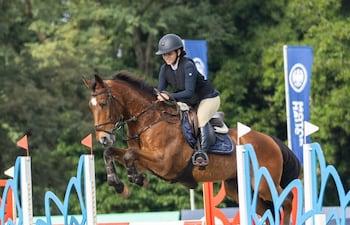 Mónica Vargas se consagró campeona en la 1.10, con Espartano, del Horse King Equitación.