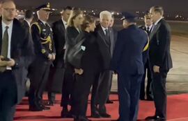 El presidente de Italia, Sergio Mattarella (c), arribó anoche al país, para una visita oficial.