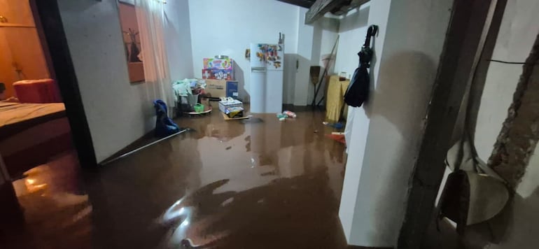 Lluvias inundan viviendas en Laurelty