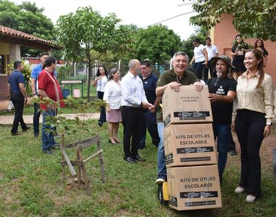 El ministro de Educación, Luis Ramírez, participa de la entrega de útiles en una escuela del interior.