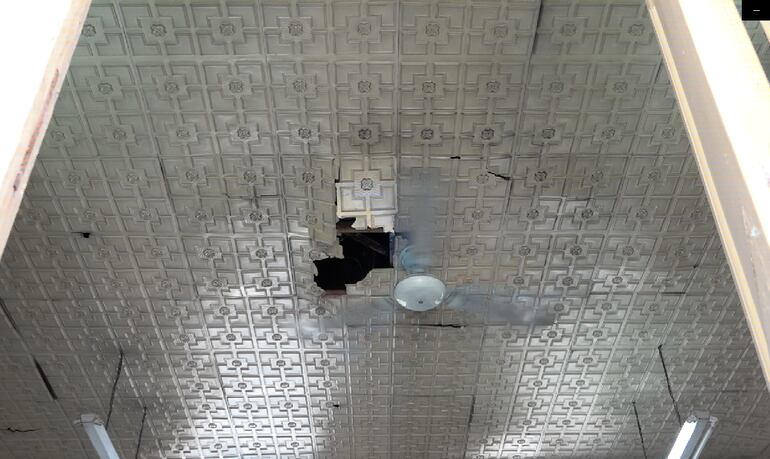 El cielo raso del colegio República Argentina está notoriamente destruido.