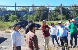 Un equipo tecnico visitó la zona de la planta de la cerrada Acepar, donde se construiría la planta de tratamiento.