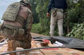 Las cajas de cigarrillos de contrabando en la carrocería del tractocamión.