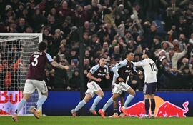 El mediocampista inglés del Aston Villa, Morgan Rogers, celebra tras anotar el segundo gol de su equipo para poner el marcador 2-1 a su favor durante el partido de fútbol de la Premier League inglesa entre el Aston Villa y el Manchester United en el estadio Villa Park en Birmingham, en el centro de Inglaterra.
