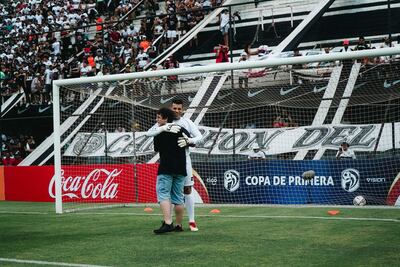 Uno de los hinchas franjeados  que tuvo el privilegio de patearle un penal al Mono Tavarelli.