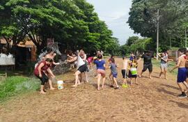 Vecinos del barrio Santa Clara de San Juan Bautista, Misiones, para alivianar el intenso calor, realizaron el tradicional juego del carnaval en la calle.