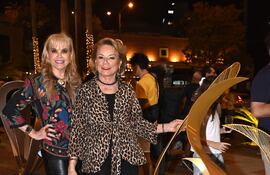 Karin Pérez de Altieri junto a María Teresa López Moreira.