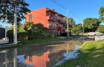 Así luce la calle Ytororo, esquina Curupayty, del barrio Nueva Asunción de Mariano Roque Alonso. Vecinos sufren hace años por la presencia de caños rotos en el sitio.
