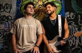 De izquierda a derecha, Elías Coronel y Luigi Manzoni, protagonistas del nuevo feat musical.