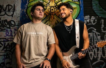 De izquierda a derecha, Elías Coronel y Luigi Manzoni, protagonistas del nuevo feat musical.