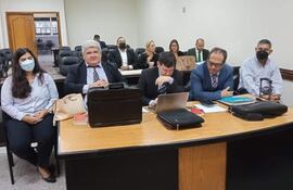 Justo Ferreira (d) y su hija Patricia Ferreira Pascottini (i), en una de las audiencias del juicio oral y público por el caso insumos chinos de Imedic.