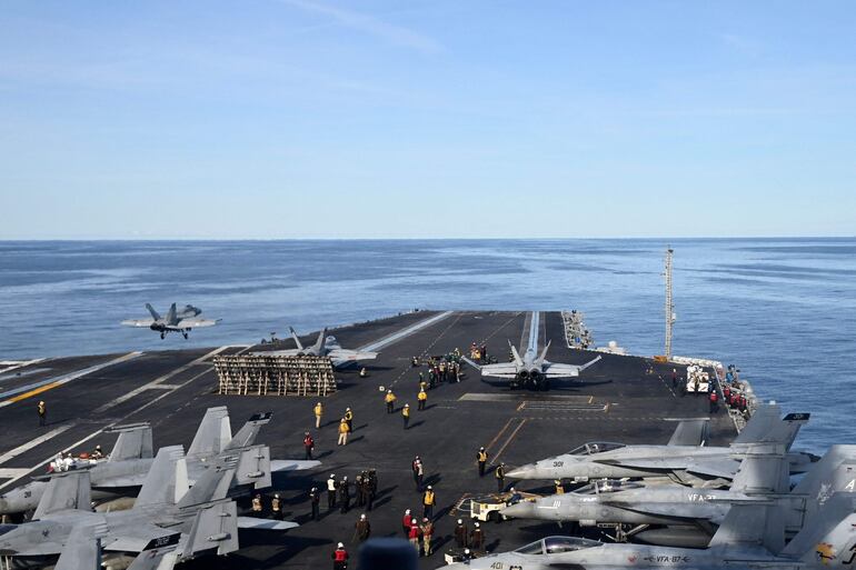 Aviones caza F-18E en el portaaviones más grande del mundo, el USS Gerald R. Ford.