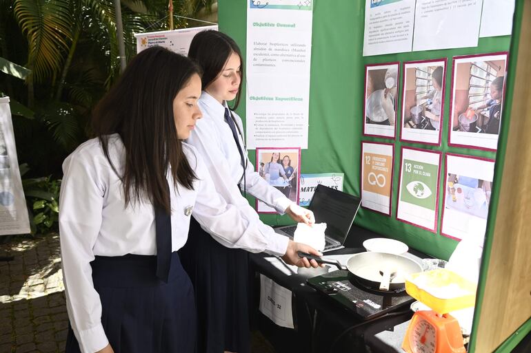 Alumnas de Quiindy exhiben su proyecto científico en la feria realizada, como cada año, en la Alianza Francesa de Asunción.
