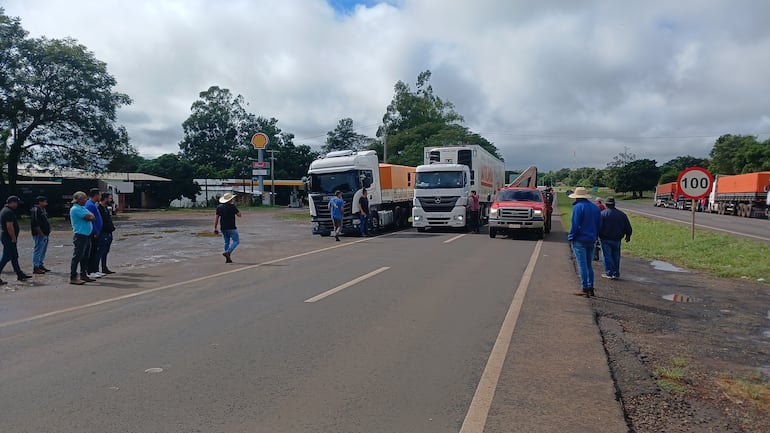 vdb 02 Momento en que un camión de productos lacteos es retenido en la manifestación de los camioneros.