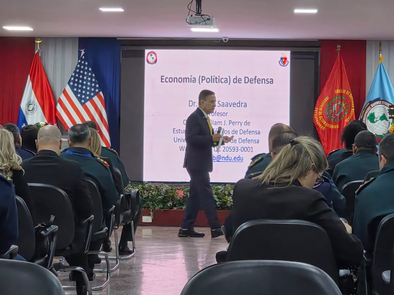 El Dr. Boris Saavedra en su intervención durante el Curso de Estrategia Nacional para la Seguridad y Desarrollo (CENDSE).
