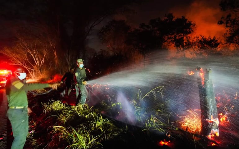 Integrantes de la Policía de Colombia intentando apagar un incendio forestal en una zona rural entre los municipios de San Luis y Gualanday del departamento del Tolima (Colombia). EFE/ @gobertolima