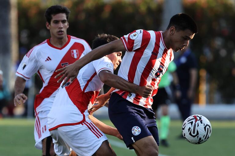 Diego Gómez (d), futbolista de Paraguay, disputa el balón en un partido del Preolímpico Sudamericano Sub-23 en el estadio Polideportivo Misael Delgado, en Valencia, Venezuela.