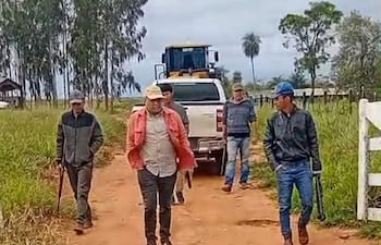 En la imagen se observa a personas armadas ingresando en la zona de conflicto de la comunidad Yvy Pora