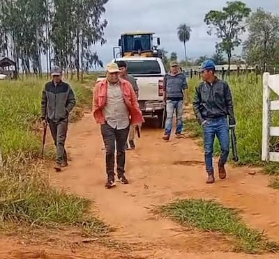 En la imagen se observa a personas armadas ingresando en la zona de conflicto de la comunidad Yvy Pora