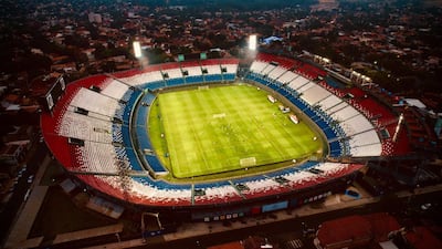 Vista aérea del estadio Defensores del Chaco durante el entrenamiento de la selección de Colombia en la víspera del partido frente a Paraguay por las Eliminatorias Sudamericanas 2026.