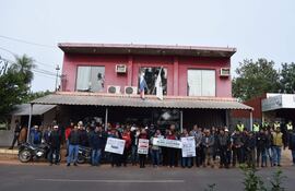 Pobladores se manifiestan a favor del intendente de Acahay.