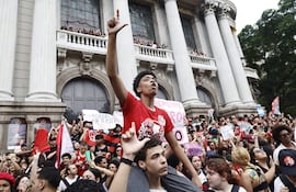 AME3792. RÍO DE JANEIRO (BRASIL), 07/10/2026.- Estudiantes participan en una manifestación este miércoles en el centro de Río de Janeiro (Brasil). La movilización fue convocada por organizaciones estudiantiles en defensa de la educación pública y la democracia, en contra del avance de la extrema derecha en Brasil. EFE/ Andre Coelho