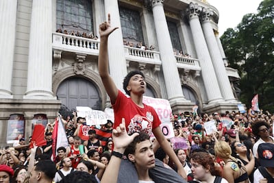 AME3792. RÍO DE JANEIRO (BRASIL), 07/10/2026.- Estudiantes participan en una manifestación este miércoles en el centro de Río de Janeiro (Brasil). La movilización fue convocada por organizaciones estudiantiles en defensa de la educación pública y la democracia, en contra del avance de la extrema derecha en Brasil. EFE/ Andre Coelho
