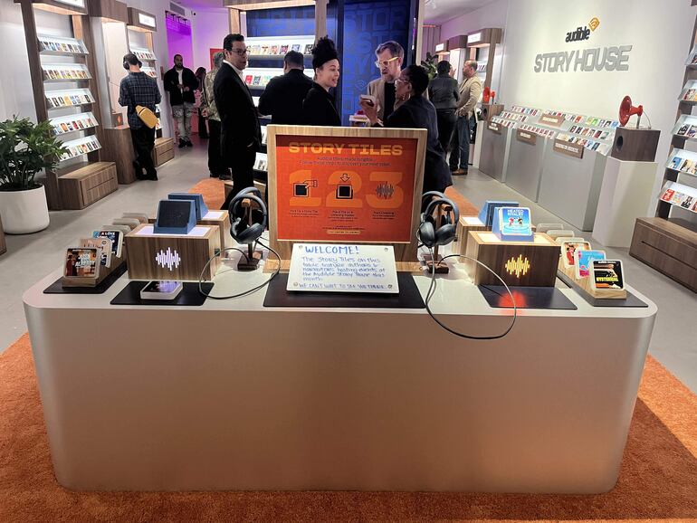 Clientes compran en la tienda Audible Story House, en New York, el 30 de abril de 2026. El establecimiento temporal, descrito como una “librería sin libros”, está dedicado a los audiolibros.