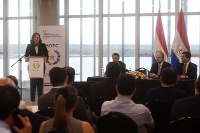 La titular del MOPC, Claudia Centurión, participó ayer del inicio del diálogo competitivo con las firmas que precalificaron para duplicar la ruta PY01.