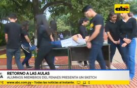 Miembros de Fenaes presentan un sketch de protesta