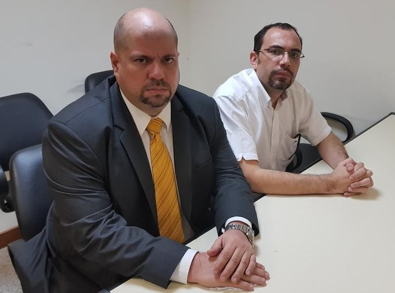 El abogado Álvaro Arias Ayala y su defendidio Raúl Fernández Lippmann, exsecretario del Jurado de Enjuiciamiento de Magistrados (JEM).