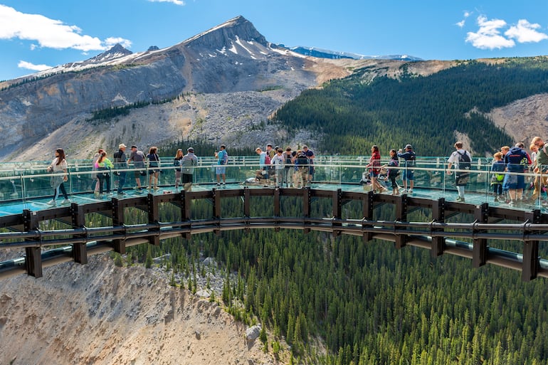 Columbia Icefield Skywalk, la pasarela panorámica suspendida sobre el Campo de Hielo Columbia, en el Parque Nacional Jasper, Alberta, Canadá.