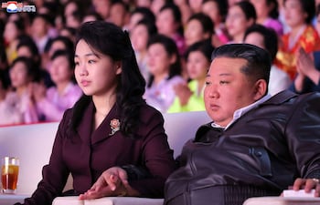 Esta fotografía, tomada el 8 de marzo de 2026 y difundida por la agencia oficial de noticias de Corea del Norte, KCNA, el 9 de marzo de 2026, muestra al líder norcoreano Kim Jong Un (derecha) y a su hija Kim Ju Ae (izquierda).