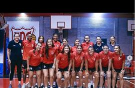 Las “13” y el cuerpo técnico de FPC. Para el primer partido quedarán solo 12.