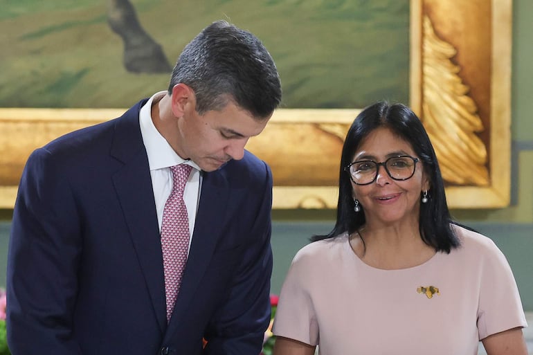 El presidente Santiago Peña y la presidenta encargada de Venezuela, Delcy Rodríguez, durante su encuentro del pasado sábado en Caracas.