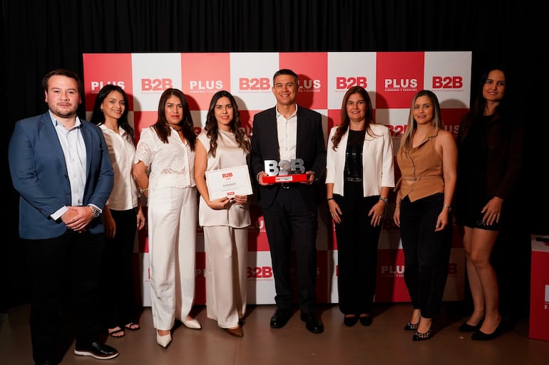 Directivos y colaboradores de Asismed recibieron el reconocimiento de B2B.