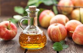 El vinagre de sidra de manzana también contiene ácido acético, potasio y polifoenores, un tipo de antioxidante que mejora la salud y el bienestar general.