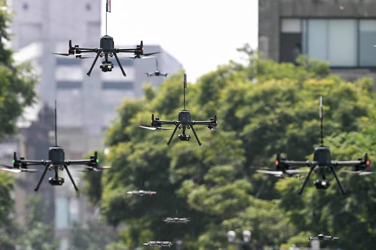Varios drones militares sobrevuelan la plaza del Zócalo de Ciudad de México durante el desfile militar del Día de la Independencia